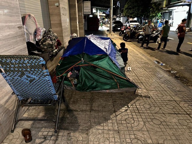 Triệt xóa nhóm "bụi đời" dựng lều ngủ trước nhà dân, nhiễm HIV, chở theo con nhỏ đi bán ma túy- Ảnh 3.