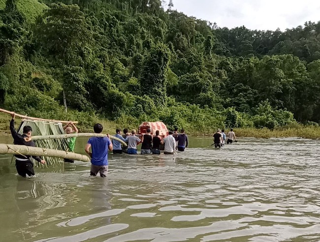 Xót xa cảnh đoàn người khiêng quan tài lội suối mai táng cho nạn nhân đuối nước - Ảnh 2.