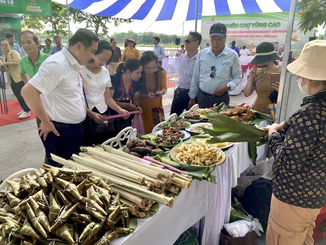 Hàng nghìn người dân, du khách mua sắm tại phiên chợ vùng cao do Hội Nông dân tỉnh TT-Huế tổ chức- Ảnh 2.