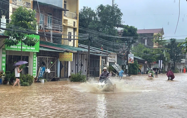 Mưa lớn gây ngập nặng, Chủ tịch UBND tỉnh Hà Giang chỉ đạo triển khai gấp các giải pháp- Ảnh 1.