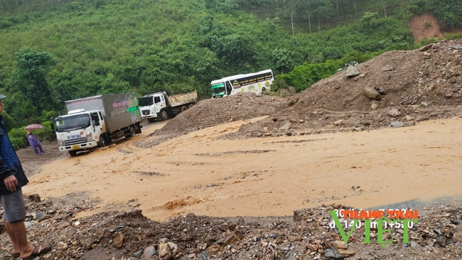 Điện Biên: Nhiều tuyến đường bị sạt lở nghiêm trọng- Ảnh 1.