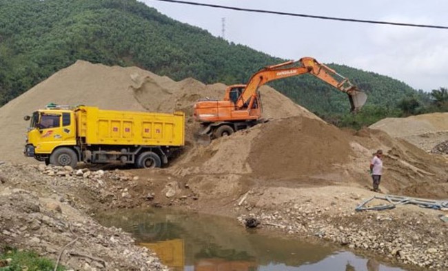 Một doanh nghiệp khai thác khoáng sản ở Thừa Thiên Huế bị xử phạt hơn 114 triệu đồng- Ảnh 1.