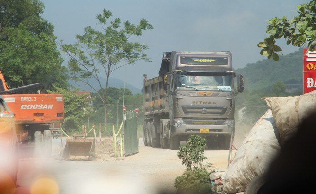 Vướng giải phóng mặt bằng làm dự án mở rộng quốc lộ 7 tắc khiến cuộc sống người dân ảnh hưởng- Ảnh 6.