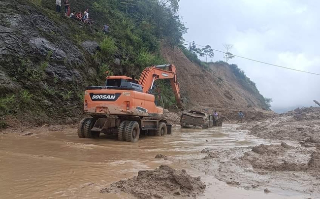 Mưa lũ ở Hà Giang gây sạt lở khiến 1 người tử vong, giao thông bị chia cắt nhiều nơi- Ảnh 1.