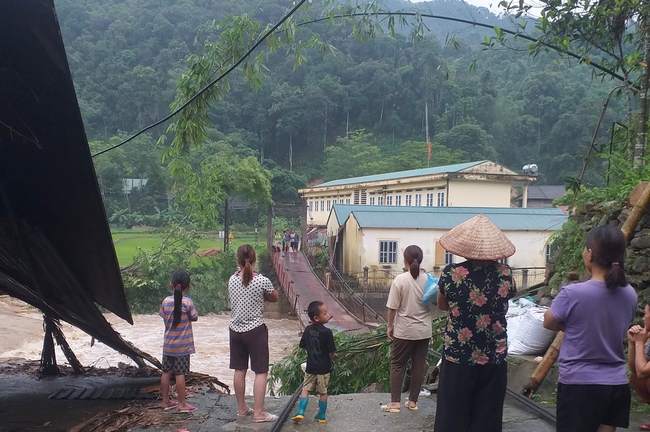 Mưa lũ ở Hà Giang gây sạt lở khiến 1 người tử vong, giao thông bị chia cắt nhiều nơi- Ảnh 4.