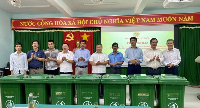 Hội NDVN bàn giao hàng nghìn thùng ủ rác hữu cơ, xe thu gom rác cho hội viên ở Thừa Thiên Huế  - Ảnh 4.