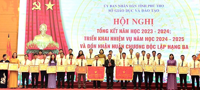 Chất lượng giáo dục không ngừng nâng cao, sở giáo dục tỉnh Phú Thọ đón nhận Huân chương Độc lập hạng Ba - Ảnh 3.