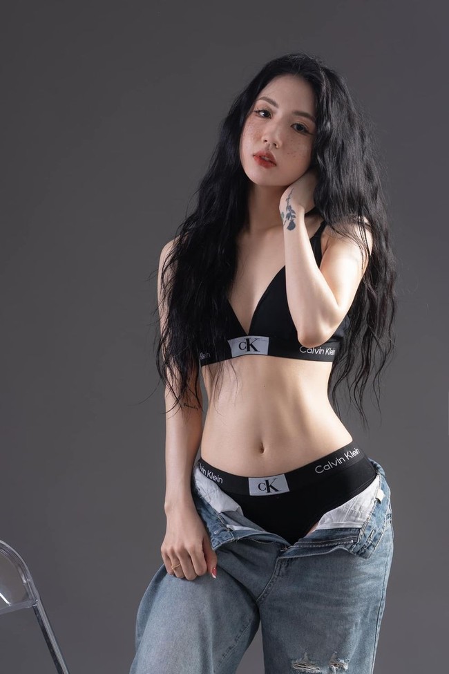 Nữ cầu thủ Việt Nam diện bikini siêu nhỏ, khoe vòng 1 “chuẩn mực" - Ảnh 4.