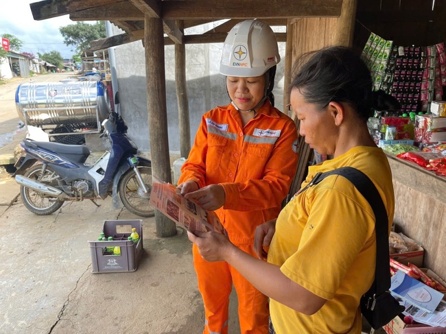 Công ty Điện lực Điện Biên: Tăng cường kiểm tra, tuyên truyền về an toàn điện

- Ảnh 2.