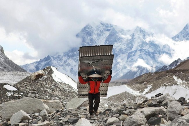 Bí ẩn sức mạnh siêu phàm của người Sherpa trên đỉnh Himalaya - Ảnh 1.