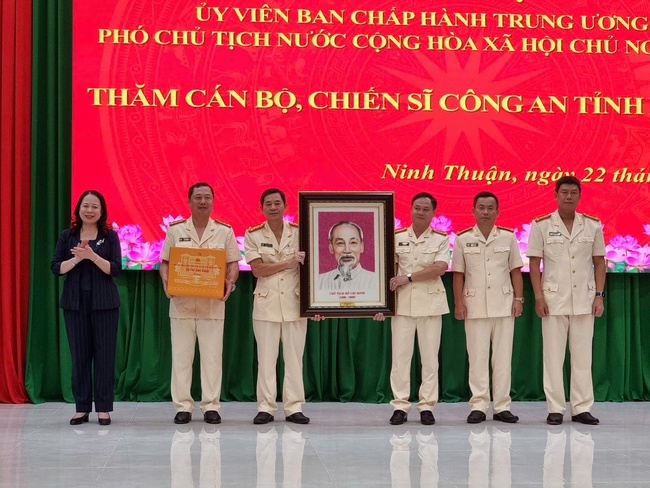 Phó Chủ tịch nước Võ Thị Ánh Xuân thăm tặng quà gia đình chính sách và trẻ em khó khăn ở Ninh Thuận- Ảnh 3.