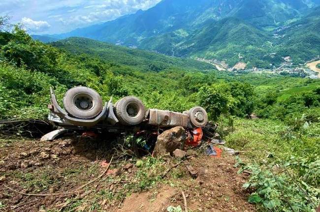 Xe đầu kéo lao xuống vực sâu, tài xế tử vong trong ca bin biến dạng - Ảnh 2.