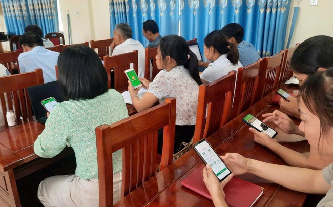 Cán bộ HND ở huyện này tại Nghệ An cùng nâng cao nghiệp vụ và kích hoạt App Dân Việt, App Nông dân Việt Nam - Ảnh 2.