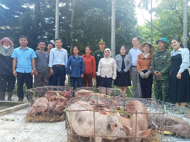 Hội Nông dân tỉnh Thừa Thiên Huế hỗ trợ lợn giống cho hội viên- Ảnh 1.