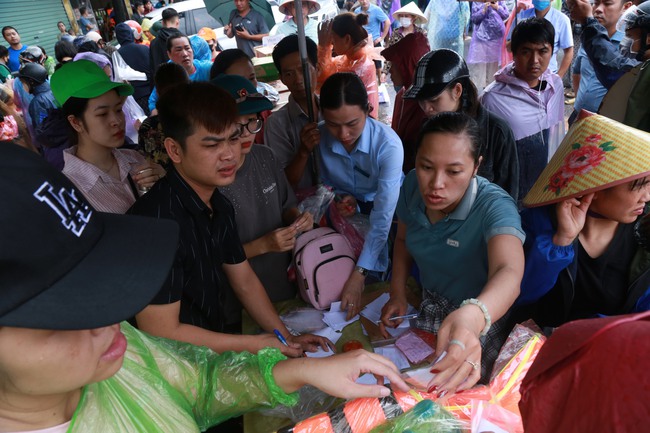 Thái Nguyên: Ngược dòng nước xiết, cứu người qua dòng chữ viết nguệch ngoạc trên mảnh giấy nhỏ - Ảnh 5.