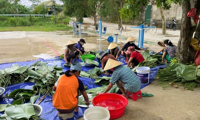 Người dân Nghệ An chung tay gói bánh chưng gửi bà con vùng lũ miền Bắc - Ảnh 6.