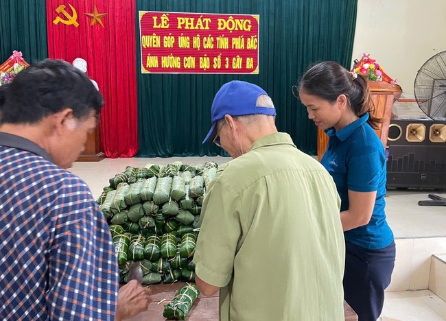 Người dân Nghệ An chung tay gói bánh chưng gửi bà con vùng lũ miền Bắc - Ảnh 4.