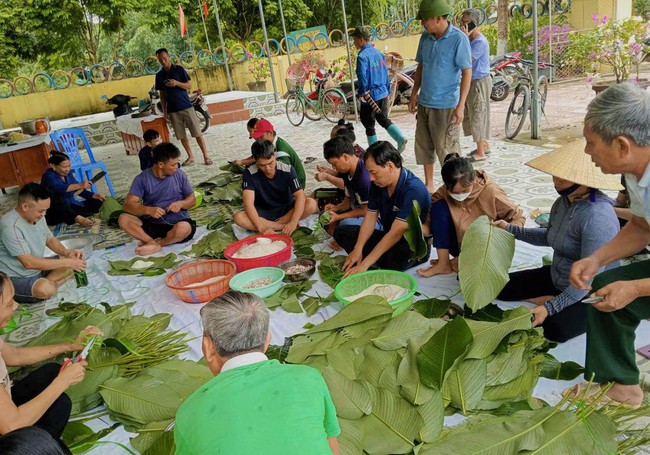 Nông dân Nghệ An làm cá cơm rim lạc, đỏ lửa nấu bánh chưng gửi đồng bào vùng lũ miền Bắc - Ảnh 2.