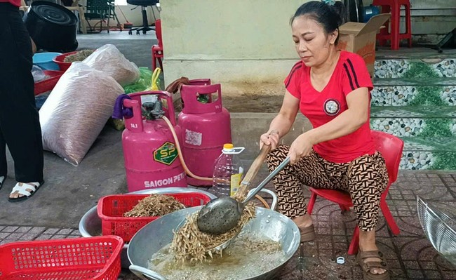 Nông dân Nghệ An làm cá cơm rim lạc, đỏ lửa nấu bánh chưng gửi đồng bào vùng lũ miền Bắc - Ảnh 3.