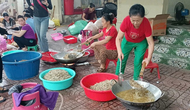 Nông dân Nghệ An làm cá cơm rim lạc, đỏ lửa nấu bánh chưng gửi đồng bào vùng lũ miền Bắc - Ảnh 1.