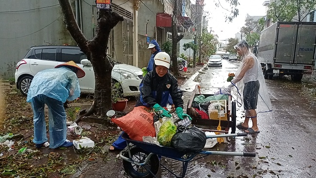 Người dân Hải Phòng đội mưa gom rác cùng công nhân Môi trường Đô thị- Ảnh 1.