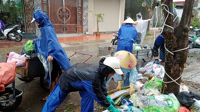 Người dân Hải Phòng đội mưa gom rác cùng công nhân Môi trường Đô thị- Ảnh 2.