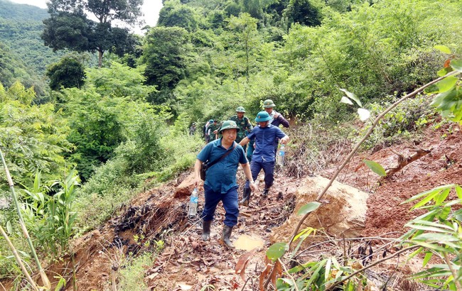 Trường học ở Nghệ An sơ tán học sinh, một bản bị cô lập nhiều ngày vì sạt lở đất- Ảnh 2.