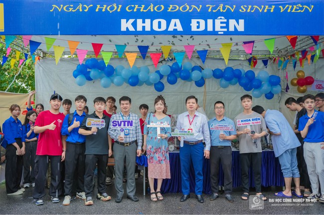 Tân sinh viên K19 hân hoan tựu Trường Đại học Công nghiệp Hà Nội - Ảnh 3.