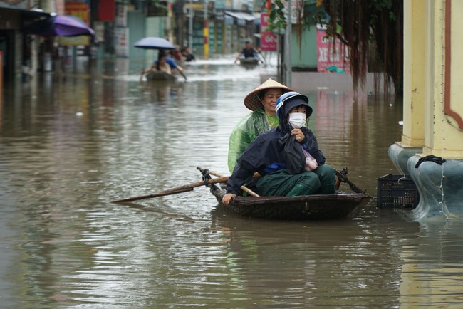 Nhiều khu dân cư vẫn ngập dù nước rút, Hà Nam thống kê nhanh thiệt hại bước đầu - Ảnh 2.