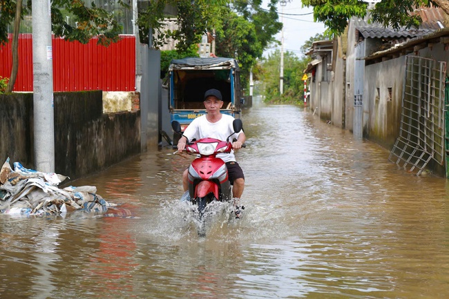 Nhiều khu dân cư vẫn ngập dù nước rút, Hà Nam thống kê nhanh thiệt hại bước đầu - Ảnh 4.