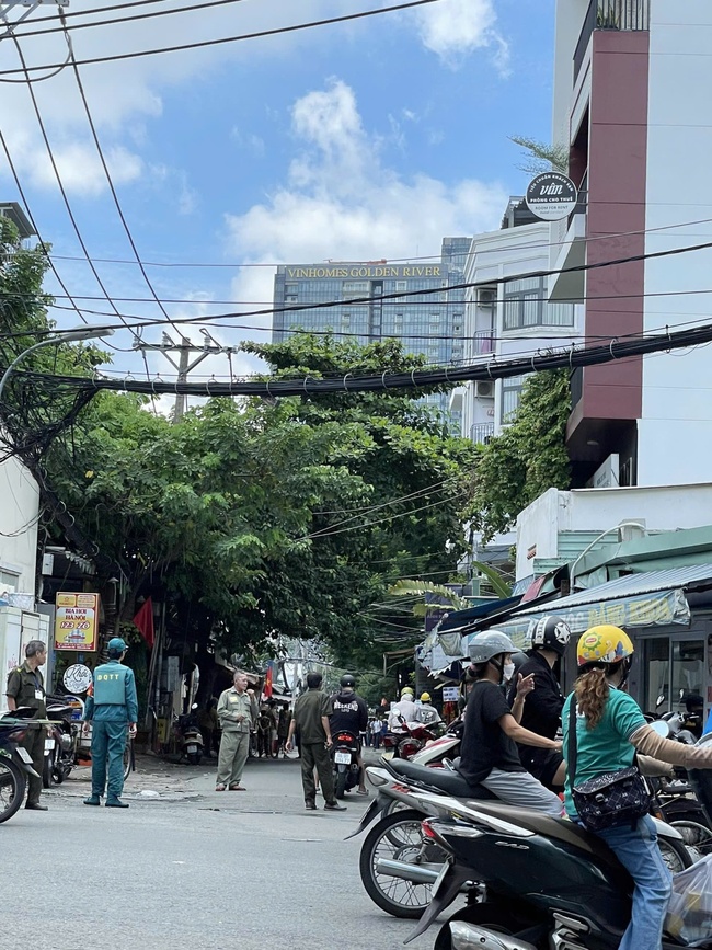 Công an điều tra vụ người đàn ông đang ngồi uống cà phê bị chém gục ở Bình Thạnh- Ảnh 1.