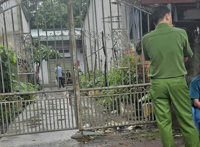 2 thanh niên nằm bất động dưới nền nhà nghi do bị đâm, 1 người tử vong- Ảnh 1.