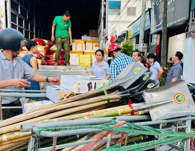 HND xã này ở Nghệ An vận động hàng trăm triệu đồng, mang cả cuốc, xẻng tới tận vùng lũ ở miền Bắc - Ảnh 1.