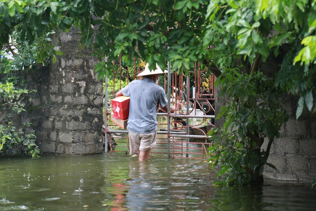 Cứu trợ người dân Hà Nam bị nước lũ "bủa vây" - Ảnh 7.