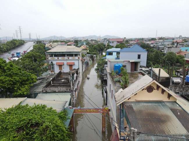 Cứu trợ người dân Hà Nam bị nước lũ "bủa vây" - Ảnh 1.