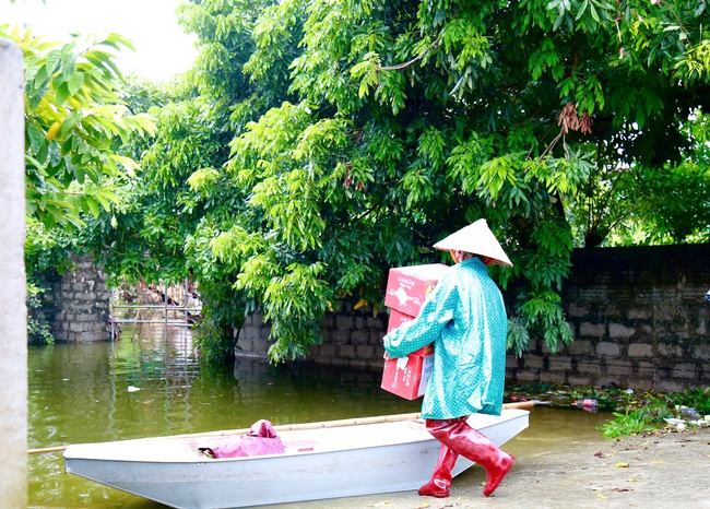 Cứu trợ người dân Hà Nam bị nước lũ "bủa vây" - Ảnh 8.