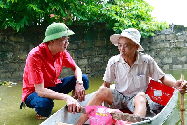 Cứu trợ người dân Hà Nam bị nước lũ "bủa vây" - Ảnh 10.