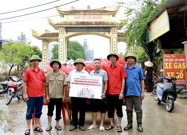 Cứu trợ người dân Hà Nam bị nước lũ "bủa vây" - Ảnh 4.