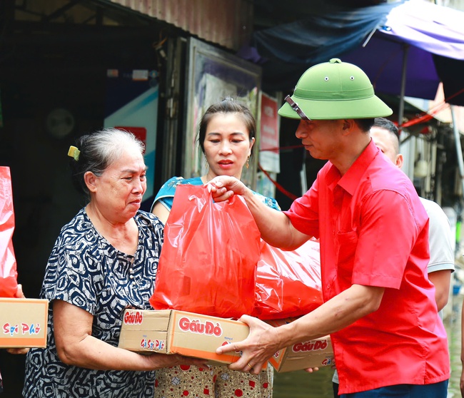 Cứu trợ người dân Hà Nam bị nước lũ "bủa vây" - Ảnh 5.