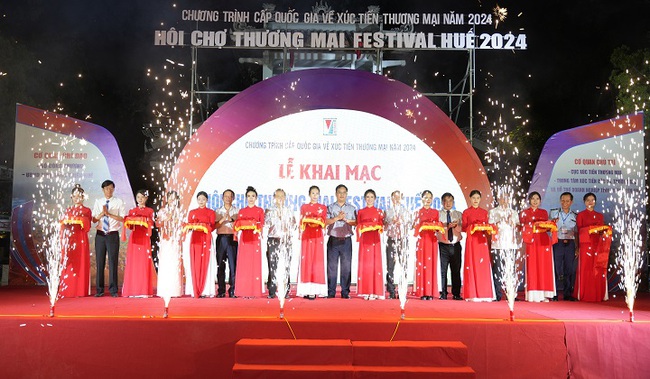 Hội chợ thương mại Festival Huế 2024 có 227 gian hàng trưng bày, giới thiệu sản phẩm- Ảnh 1.