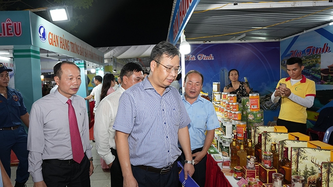 Hội chợ thương mại Festival Huế 2024 có 227 gian hàng trưng bày, giới thiệu sản phẩm- Ảnh 2.