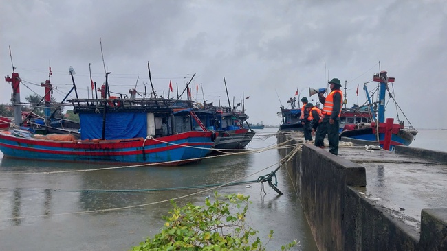 Thừa Thiên Huế sơ tán hàng chục hộ dân đến nơi an toàn để phòng tránh bão lũ- Ảnh 2.