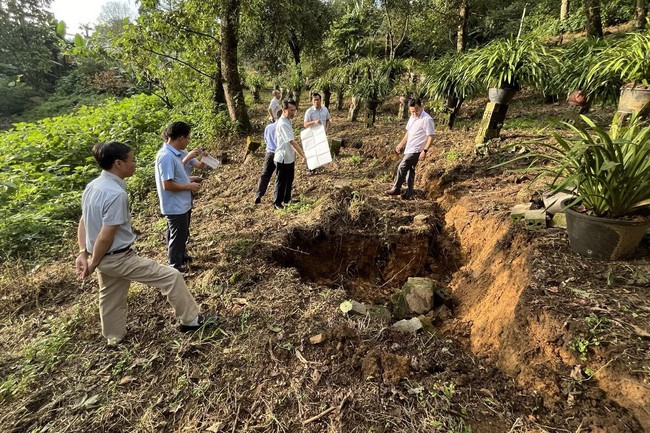 Lai Châu: Xuất hiện vết nứt lớn, kéo dài nguy cơ ảnh hưởng tới 19 hộ dân ở bản Sin Suối Hồ - Ảnh 1.