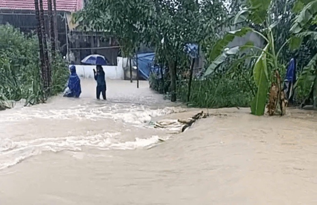 Ba hội viên Hội Nông dân dũng cảm lao xuống dòng nước chảy xiết để cứu hai cháu nhỏ bị cuốn trôi- Ảnh 2.