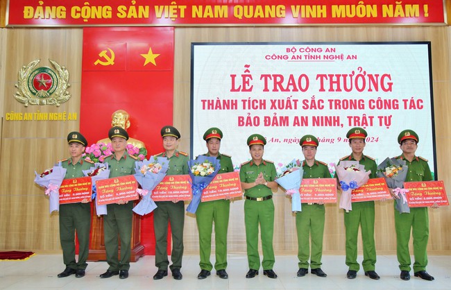 Triệt phá đường dây đánh bạc trực tuyến giao dịch hơn 250 tỷ đồng, thu giữ nhiều siêu xe- Ảnh 6.