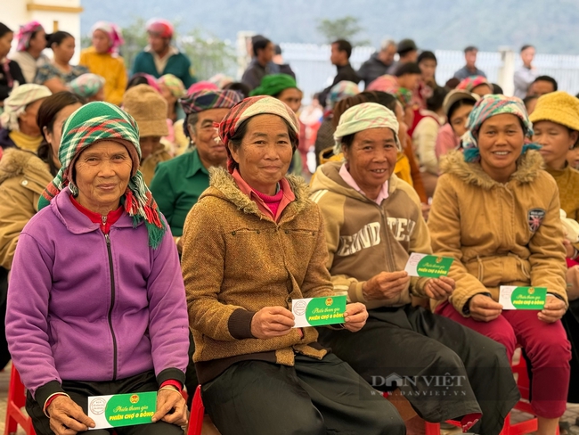 Phiên chợ 0 đồng mang "Tết ấm no - Xuân hạnh phúc" đến với bản nghèo vùng cao Điện Biên   - Ảnh 1.