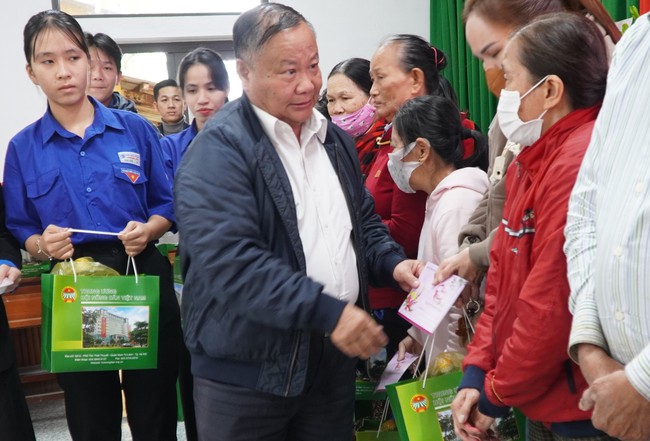 Phó Chủ tịch Trung ương Hội Nông dân Việt Nam Đinh Khắc Đính trao quà Tết cho người nghèo tại Huế - Ảnh 1.