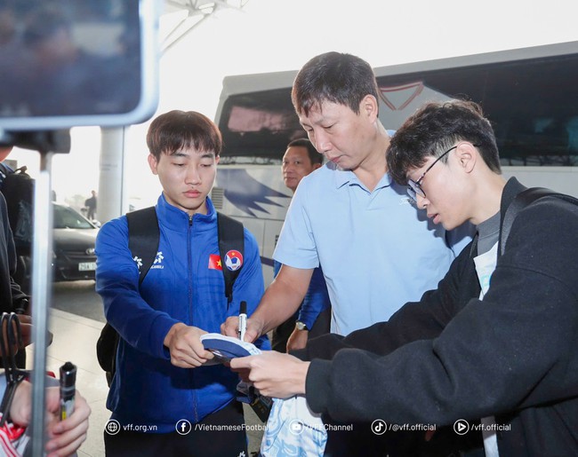 ĐT Việt Nam sang Thái Lan, Nguyễn Xuân Son “gây náo loạn” ở sân bay - Ảnh 11.