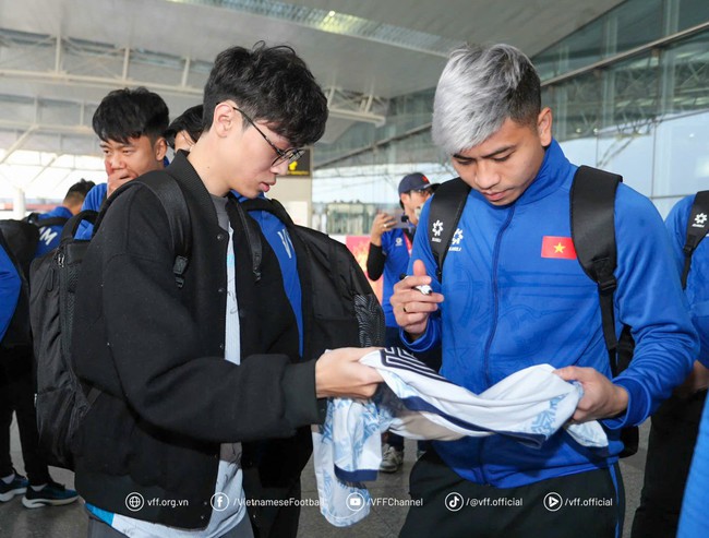 ĐT Việt Nam sang Thái Lan, Nguyễn Xuân Son “gây náo loạn” ở sân bay - Ảnh 9.