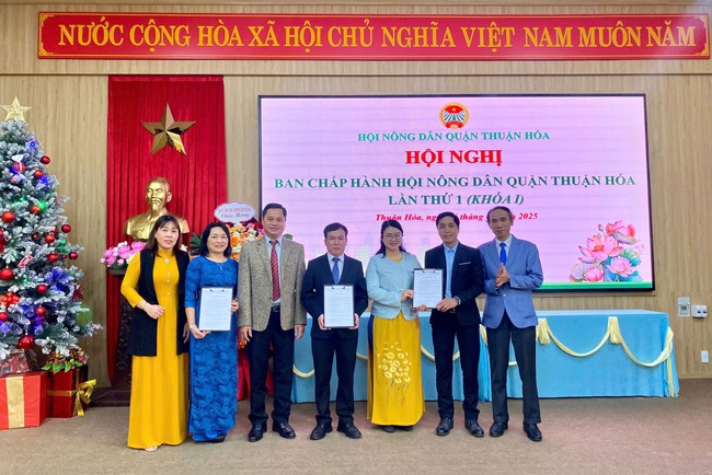 Công bố quyết định thành lập Hội Nông dân quận Thuận Hoá và Hội Nông dân quận Phú Xuân, TP.Huế- Ảnh 1.